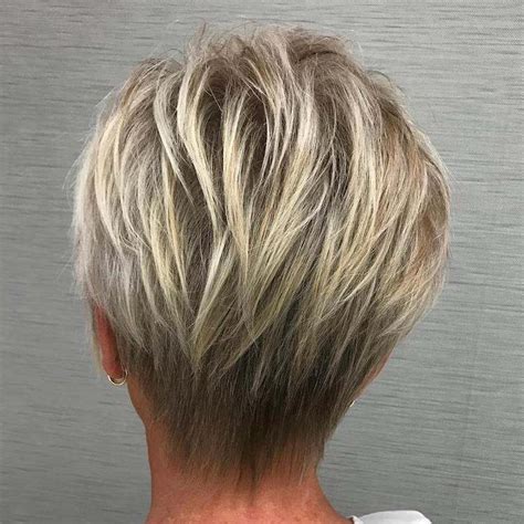 C'est une coiffure enjouée et pour tous les types de femmes, peu importe leur âge, la texture de leurs cheveux ou leur couleur de peau. Cheveux Fins Coupe Courte Degradee Femme 50 Ans - LES ...