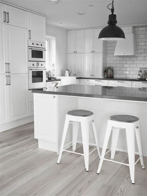 No se conforman con cualquier cosa y casi siempre van más allá de lo que dicen las etiquetas y las triquiñuelas de las empresas para. Una cocina blanca y gris con office nórdico - Boho Deco Chic