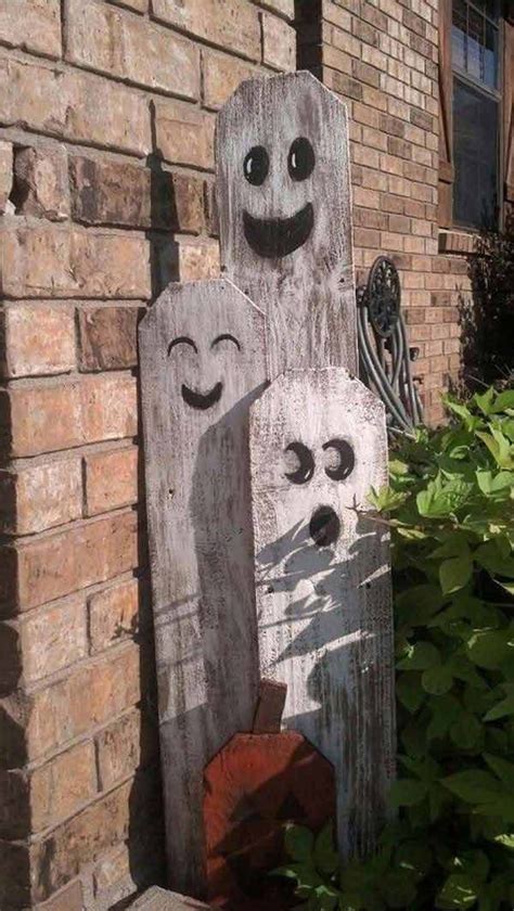 Halloween Decorations Crafted From Reclaimed Wood Halloween Crafts Decorations Fall