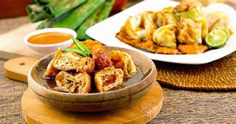 Kupat tahu menjadi makanan tradisional indonesia yang berbahan dasar ketupat atau lontong, tahu, dan bumbu kacang. Kuliner Nusantara