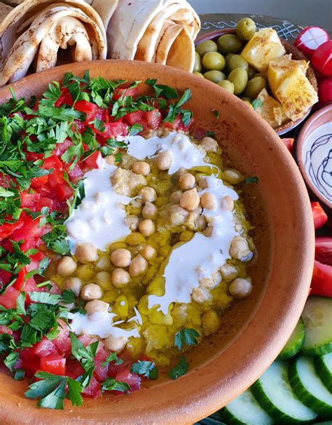 La présentation d'une multitude de plats libanais et internationaux est toujours de rigueur quand on accueille des invités. Pin på Mat