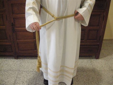 ¿cuáles Son Las Vestiduras Que El Sacerdote Utiliza En La Eucaristía