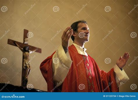 Sacerdote Católico No Altar Que Reza Durante A Massa Foto De Stock