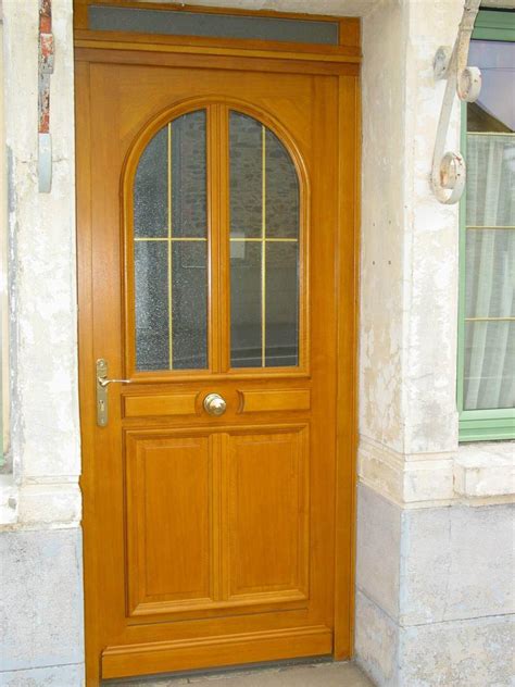 Vous trouverez forcément la portefenêtre qui répondra à votre besoin. Porte d'entrée traditionnelle en bois - vitrage et petits bois