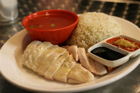 Siapa yang pernah makan nasi ayam hainan dan ayam roasted di the chicken rice shop pasti tahu betapa sedapnya nasi ayam mereka. Resepi Nasi Ayam Chicken Rice Shop - Surasmi U