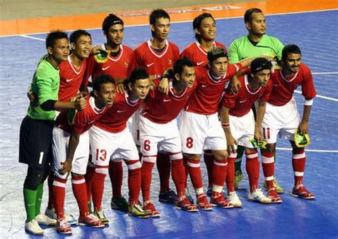 Setiap team berhak mengajukan team out kepada wasit dengan durasi waktu 1 menit dalam 1 babak, team out hanya boleh di minta 1x per babak dengan ketentuan bola harus di kuasai teamnya sediri. Peraturan Permainan Futsal - Pengertian, Peraturan, Sejarah