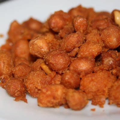 Kacang goreng bawang putih (kacang tujin) ini merupakanan hidangan wajib setiap rumah pada saat hari raya, sangat enak. Resepi Kacang Goreng Berempah