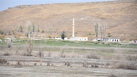Kars'ta baraj suları çekilince eski köyler yeniden ortaya ...