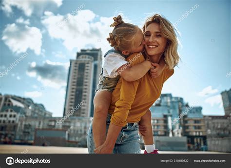 jolie fille embrasser la joue de sa mère photo de stock image libre de droit par iakovenko123
