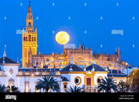 Espagne Séville Séville Skyline Avec Pleine Lune Derrière La Tour