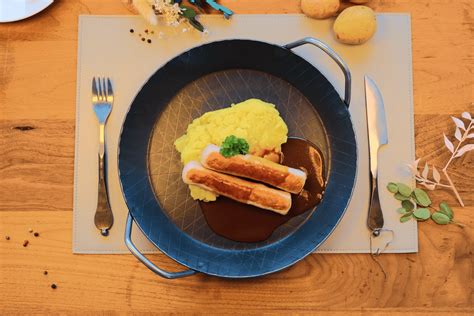 Bratwurst mit Kartoffelsalat und Soße