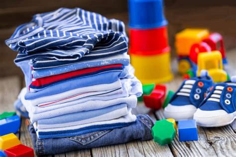 Tips Mengajarkan Anak Memakai Baju Sendiri • Hello Sehat