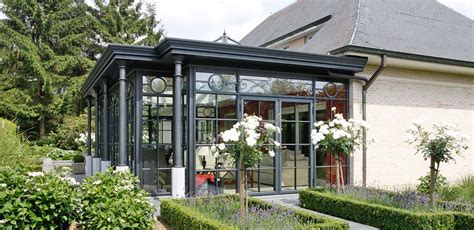 Une orangerie est un bâtiment clos, doté de vastes fenêtres et d'un chauffage dans lequel on abrite, pendant la mauvaise saison, les agrumes plantés dans des bacs ou pots ainsi que d'autres végétaux craignant le gel. Bilder Orangerie