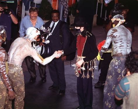 FOTOS Michael Jackson sendo recebido por dançarinos aborígenes em