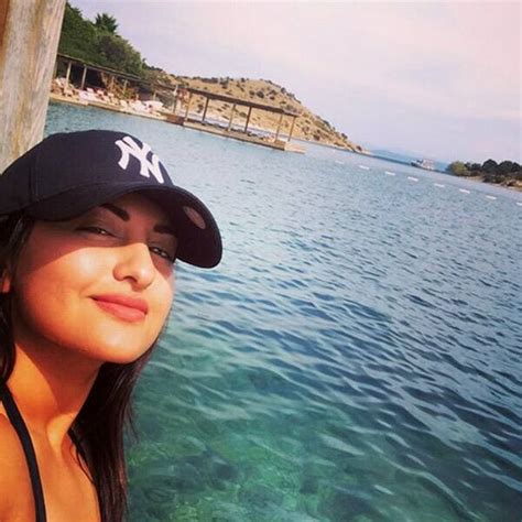 Sonakshi Sinhas Sunday Selfie Gives Us The Holiday Vibes Alia Bhatt Katrina Kaif Sonakshi