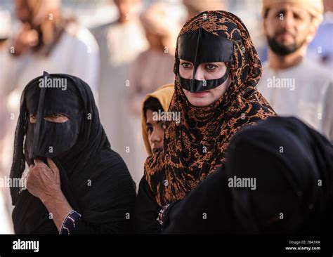 Las Mujeres Omaníes En Traje Tradicional Omán Fotografía De Stock Alamy
