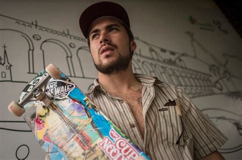 Vivió en medio del barro hasta que, a mediados de la década siguiente, su familia se mudó a un conjunto de viviendas sociales en avenida departamental. Indicado ao Laureus, Pedro Barros confessa que não ...