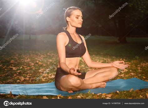 Žena cvičí jógu venku Stock Fotografie VelesStudio