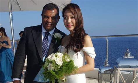 Her age is a real mystery too. 亞최대 저가항공 에어아시아 회장, 한국여성과 2년 열애끝 결혼 | 디스패치 | 뉴스는 팩트다!