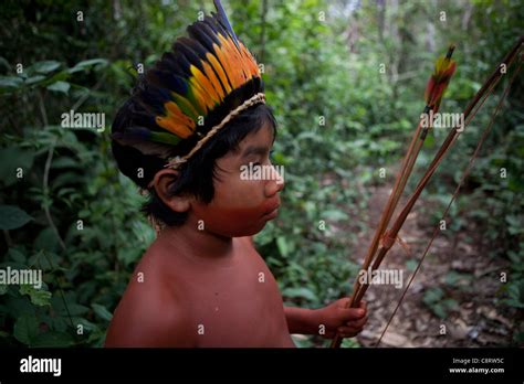 Xingu Indian Hunting Stockfotos Und Bilder Kaufen Alamy