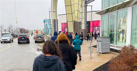 What Time Colorado Mills Hours On Black Friday - Black Friday sale crowds gather at Vaughan Mills with Toronto in lockdown