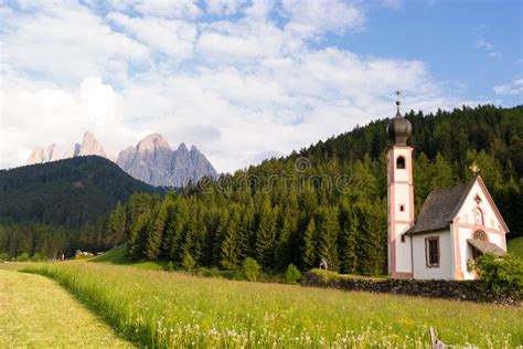 Chiesa Di Santa Maddalena In Valle Di Val Di Funes Immagine Stock