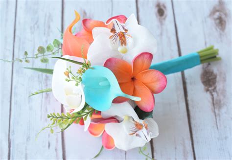 I love mixing and matching the colors. Hawaii Wedding Flowers: Turquoise & Coral Tropical