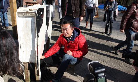 Tientallen Chinezen leren koeien melken bij familiebedrijf ...