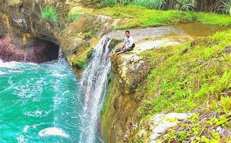 Sejalan dengan analogi magnet, maka tebing dengan lubang di bagian. Pantai Karang Bolong Pacitan, Pantai Unik dengan Karang ...