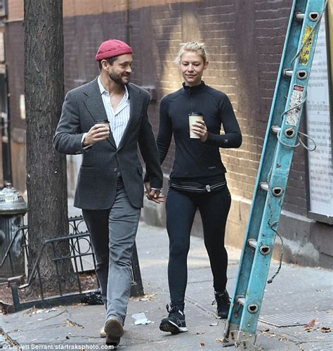 Claire Danes Goes Make Up Free For Hand In Hand Stroll With Husband Hugh Dancy Daily Mail Online