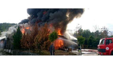 Ev kullanilamaz hale geldi̇ giriş katın pencerelerinden dumanların çıktığını gören mahalle sakinleri, durumu 110 ve 155 polis ekiplerine bildirdi. Antalya'da hamamda yangın | NTV