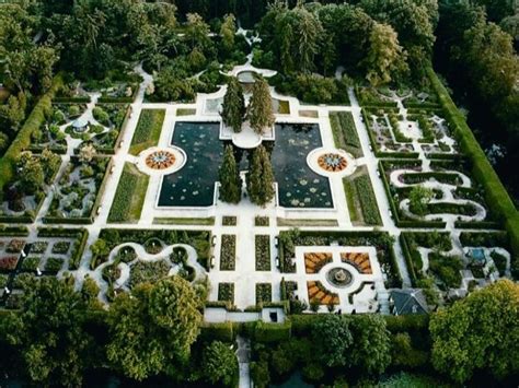 Administratively, it's a part of nearby venlo (previously it had been part of the municipality of arcen en velden), but this small place really is a destination in its own right. Kasteeltuinen Arcen (Arcen) informatie, foto's, reviews en ...