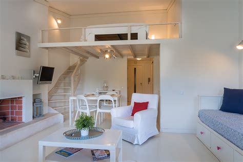 Lantai mezzanine adalah ruang tambahan diantara lantai dasar dan plafon. Desain Kamar Tidur Mezzanine