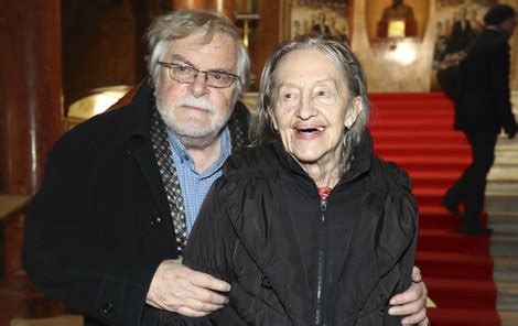 Června 2021 zemřela ve věku 84 let oblíbená divadelní, filmová a seriálová herečka nina divíšková. Prosinec 2016.. Divíšková dorazila v doprovodu svého ...