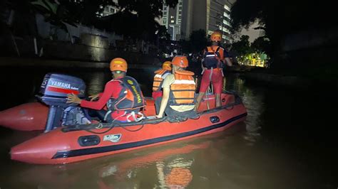 Bocah 4 Tahun Hilang Tenggelam Di Kali Ciliwung Korban Masih Dalam