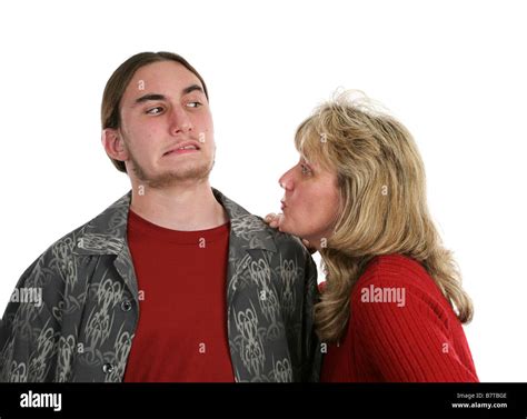 Una Madre Que Intenta Darle Un Beso A Su Hijo Adolescente Que él El