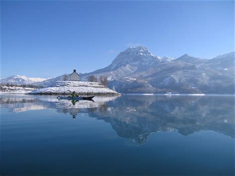 Annulé l'année dernière en raison du contexte sanitaire, le tour voile reprend cette. Lac de Serre-Ponçon en hiver, kayak de mer