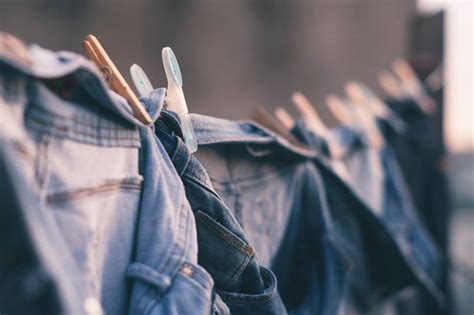 Dengan banyaknya tempat produksi celana jeans itu lah, harga celana jeans di bandung menjadi begitu bersaing dna akan di tekan. 7 Langkah Merawat Celana Jeans Pria Cardinal | BukaReview