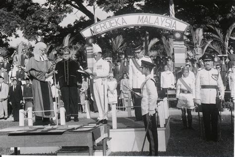 Masyarakat di sabah dan sarawak daripada segi politik di sabah dan sarawak mengamalkan ekonomi tradisional seperti pertanian, penternakan, memungut hasil hutan dan menangkap ikan. Bola sepak, Politik dan Masa Depan Sabah & Sarawak ...