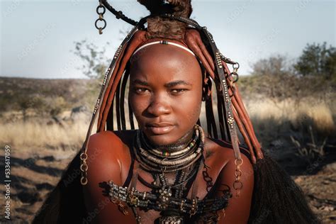 Foto De Portrait Of A Himba Woman Dressed In Traditional Style In