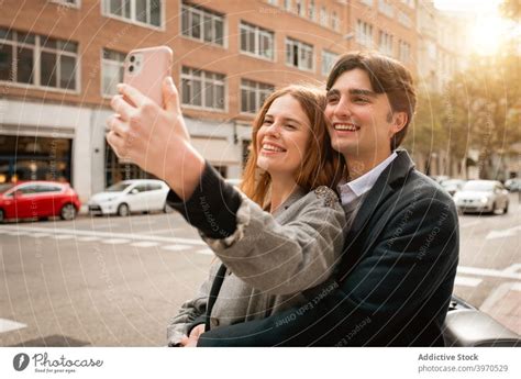 Unterschiedliches Paar Macht Selfie Im Garten Ein Lizenzfreies Stock Foto Von Photocase