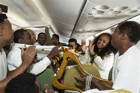 Families Reunite After First Ethiopia Eritrea Flight In Two Decades New York Daily News