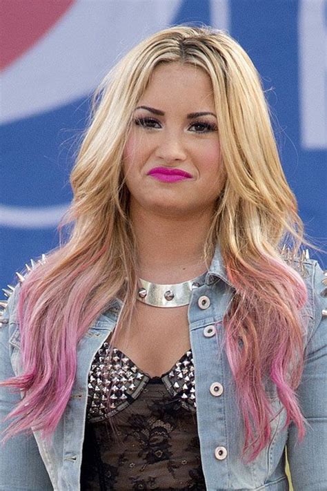 Demi Lovato Wavy Golden Blonde Dip Dyed Hairstyle Demi Lovato Hair Demi Lovato Hair Color