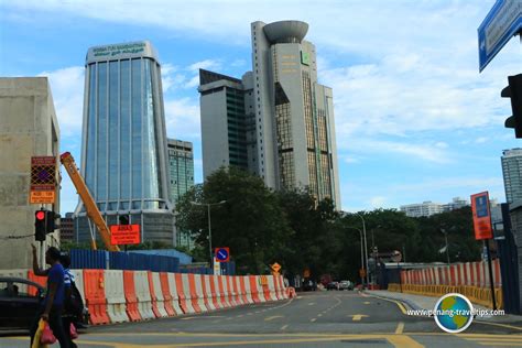 L'appuntamento era alla fermata di pasar seni, sulla linea rossa kjl, una delle metropolitane, ferrovie leggere, monorotaie o altro che supportano il tessuto connettivo della metropoli. Jalan Tun HS Lee, Kuala Lumpur