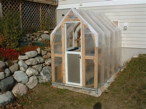 Free diy greenhouse plans that will give you what you need to build a one in your backyard. DIY Greenhouses - Squat the Planet
