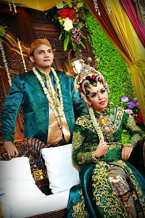 Warna putih memang tak lekang oleh waktu, dan merupakan warna paling umum digunakan sebagai busana pengantin untuk upacara akad atau upacara pemberkatan. Koleksi Populer Baju Adat Jawa Warna Hijau | Ideku Unik