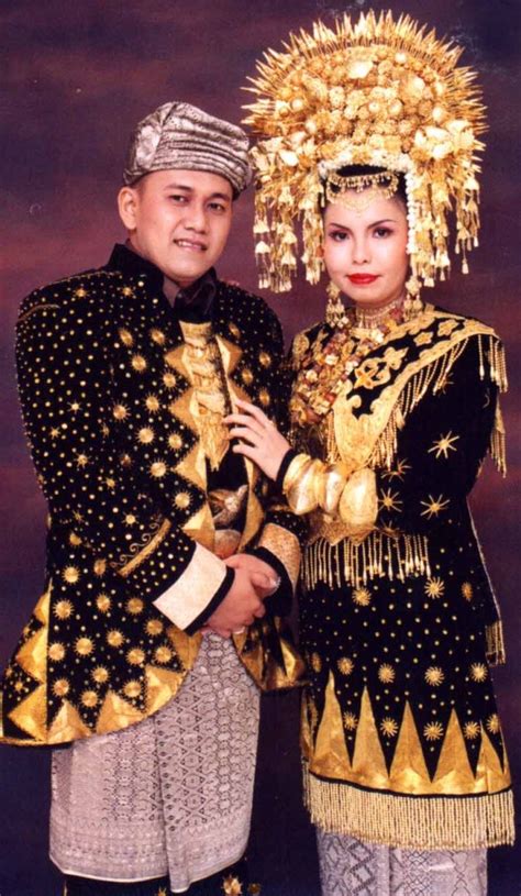 Budaya Sumatera Barat: Pakaian Adat Minang Kabau dan Penjelasannya