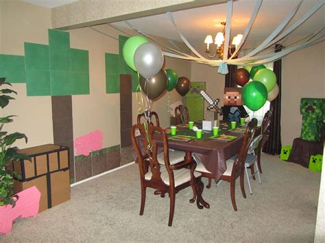 We have tons of minecraft party ideas to share with you! party decorations with Minecraft theme | Minecraft Party Ideas | Pinterest