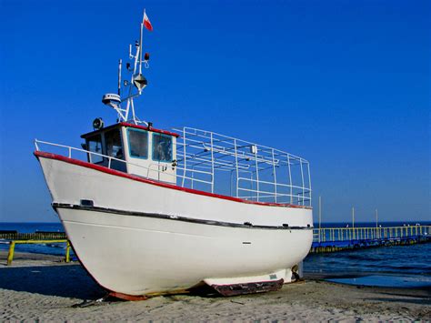 Jarosławiec to rodzinny, kameralny kurort nad morzem z największą sztuczną plażą w europie zwaną polskim dubajem. Jarosławiec - Pobrzeże Koszalińskie - Polskie Krajobrazy