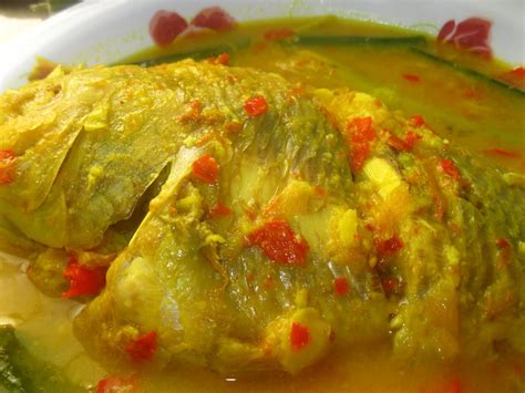 Kisar cili padi, bawang merah dan kunyit hidup. Dari Dapur Maklong: Gulai Tempoyak Ikan Talapia Merah